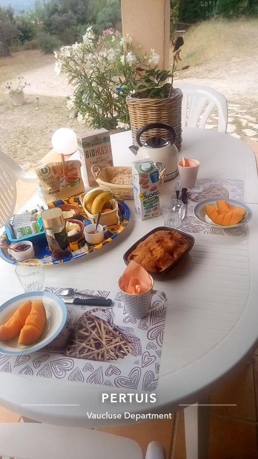 Les Cigales Bed & Breakfast Villelaure Exterior photo