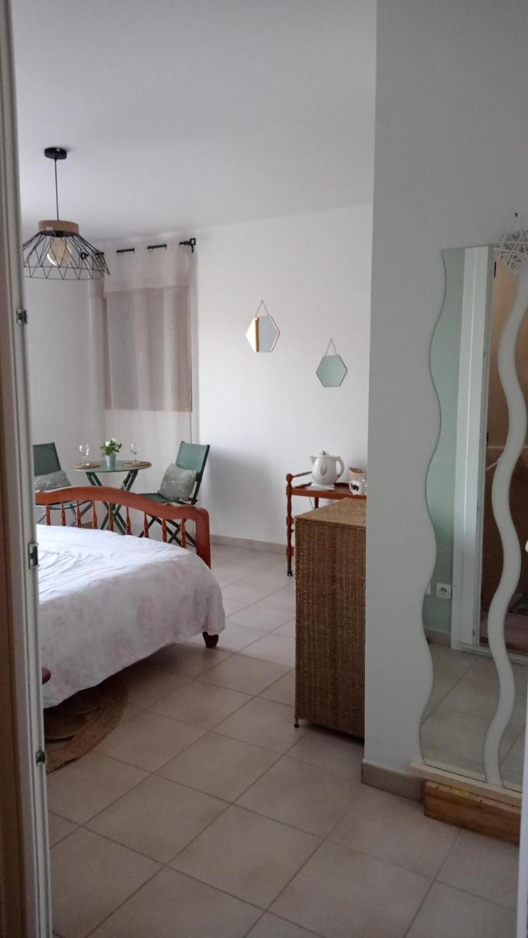 Les Cigales Bed & Breakfast Villelaure Exterior photo